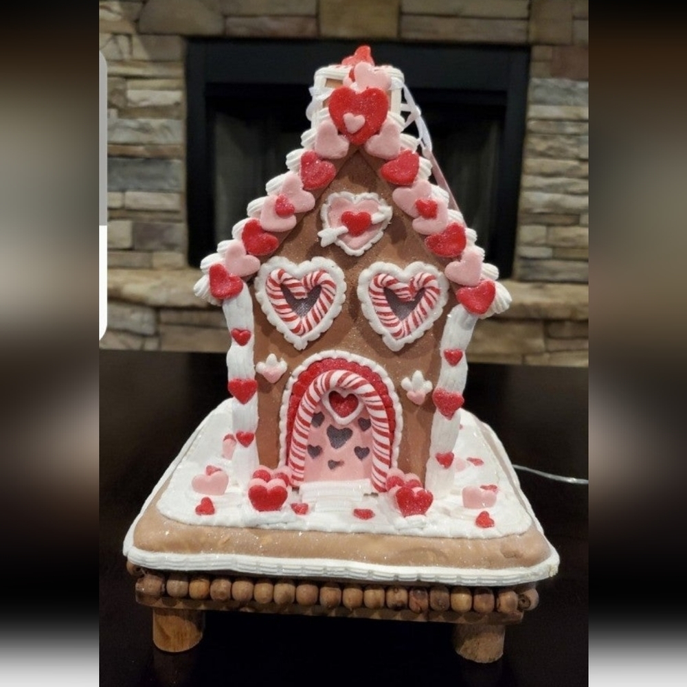 Holiday Peppermint Heart Gingerbread House-NWT